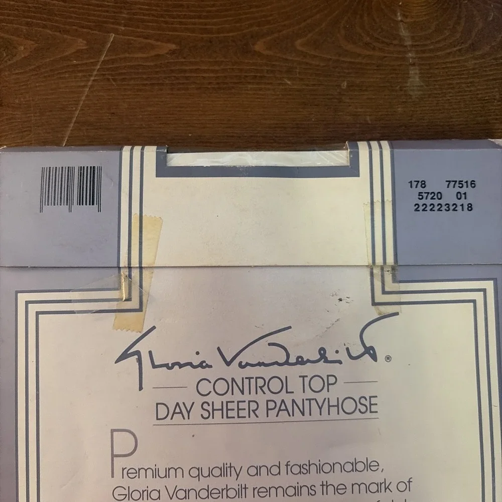 VTG GLORIA VANDERBILT PANTYHOSE DAY SHEER CONTROL TOP NYLON SIZE C/D OFF‎ BLACK